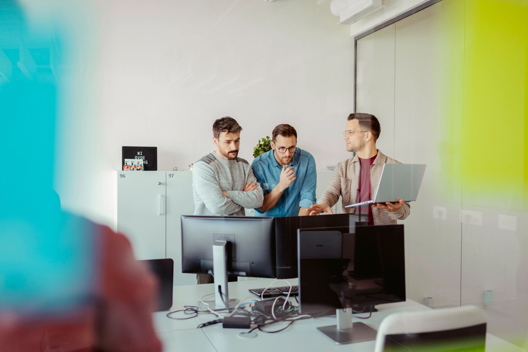 Profesionales trabajando en oficina