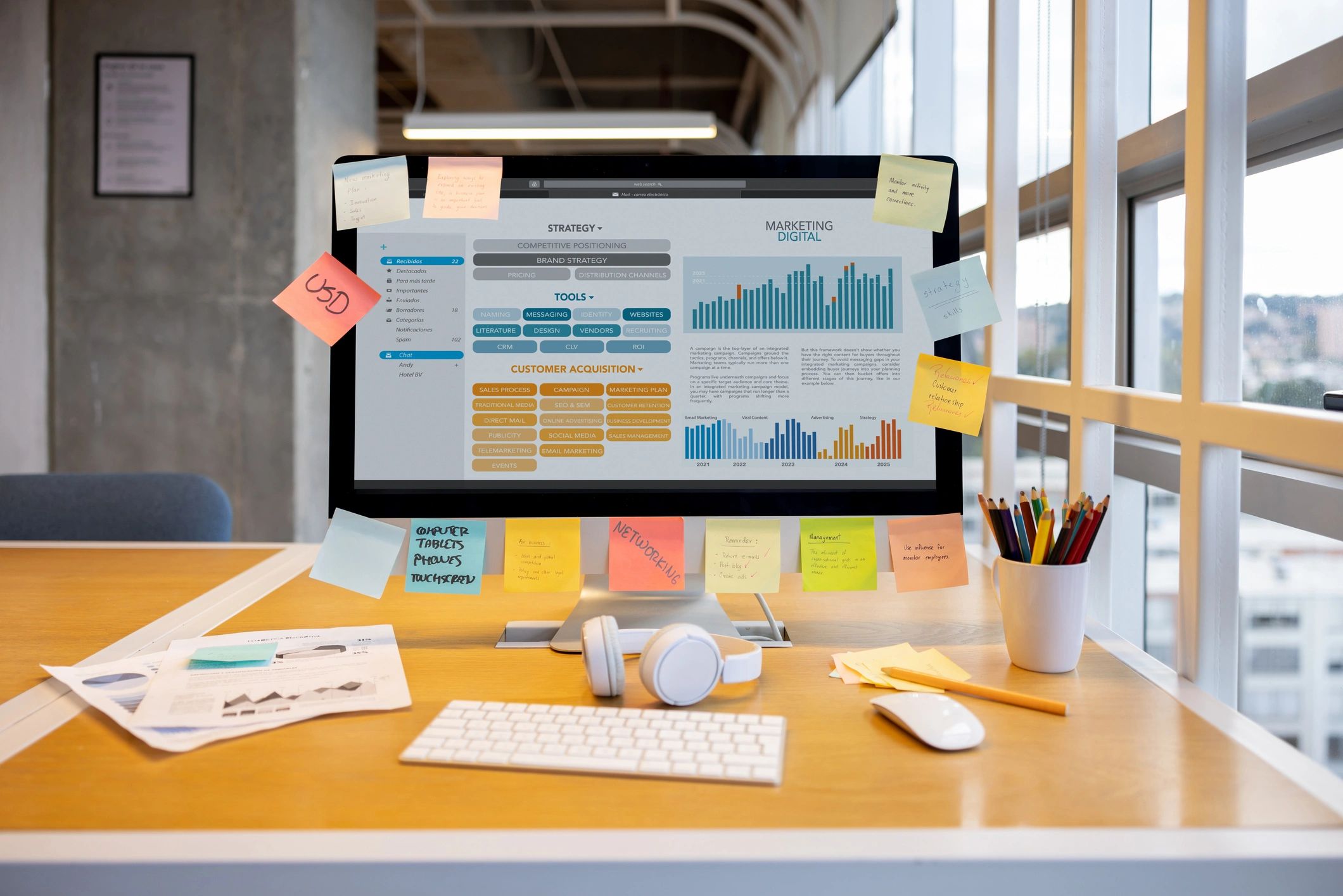 Pantalla con panel digital y estrategia web