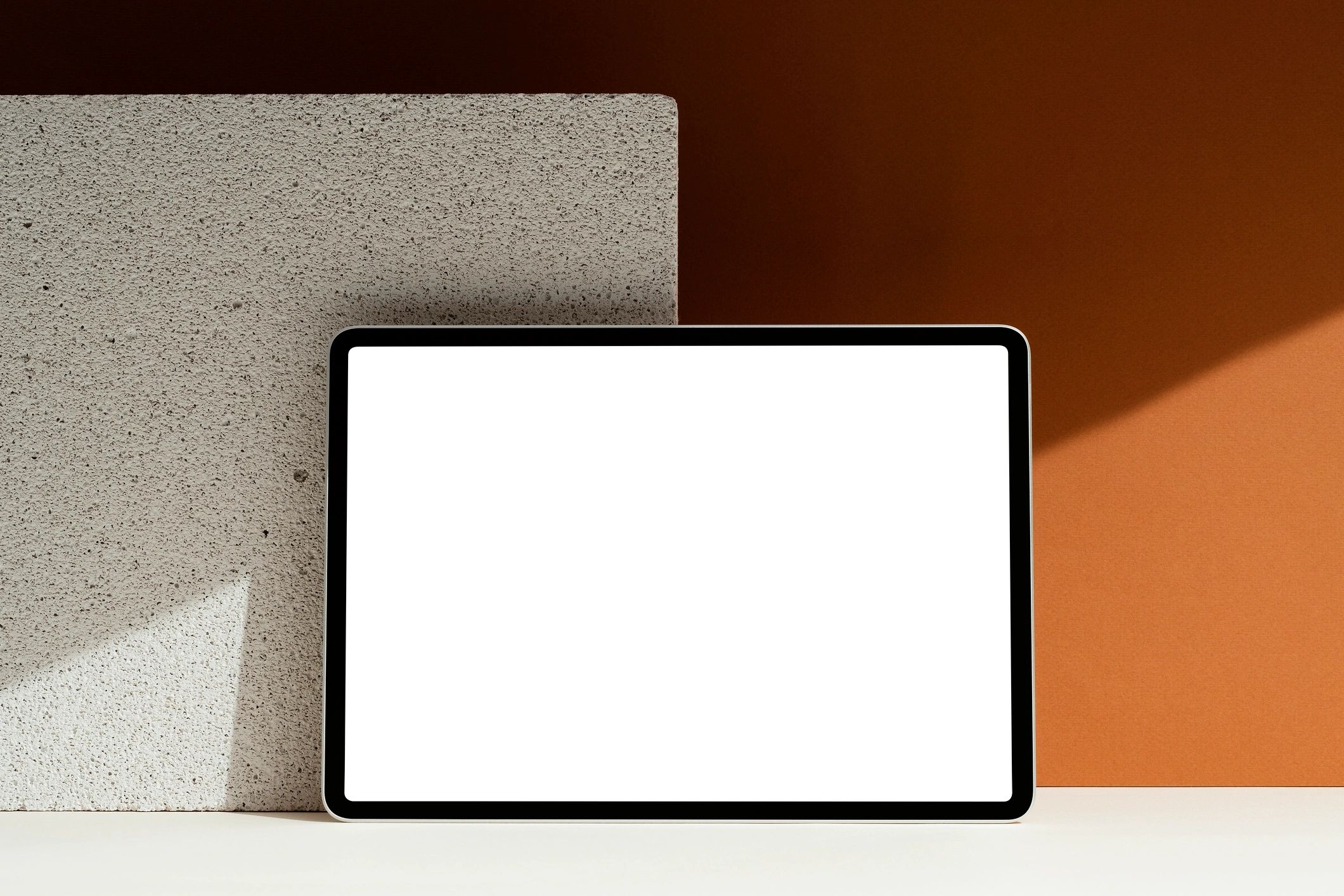 Mockup de tablet con pantalla en blanco