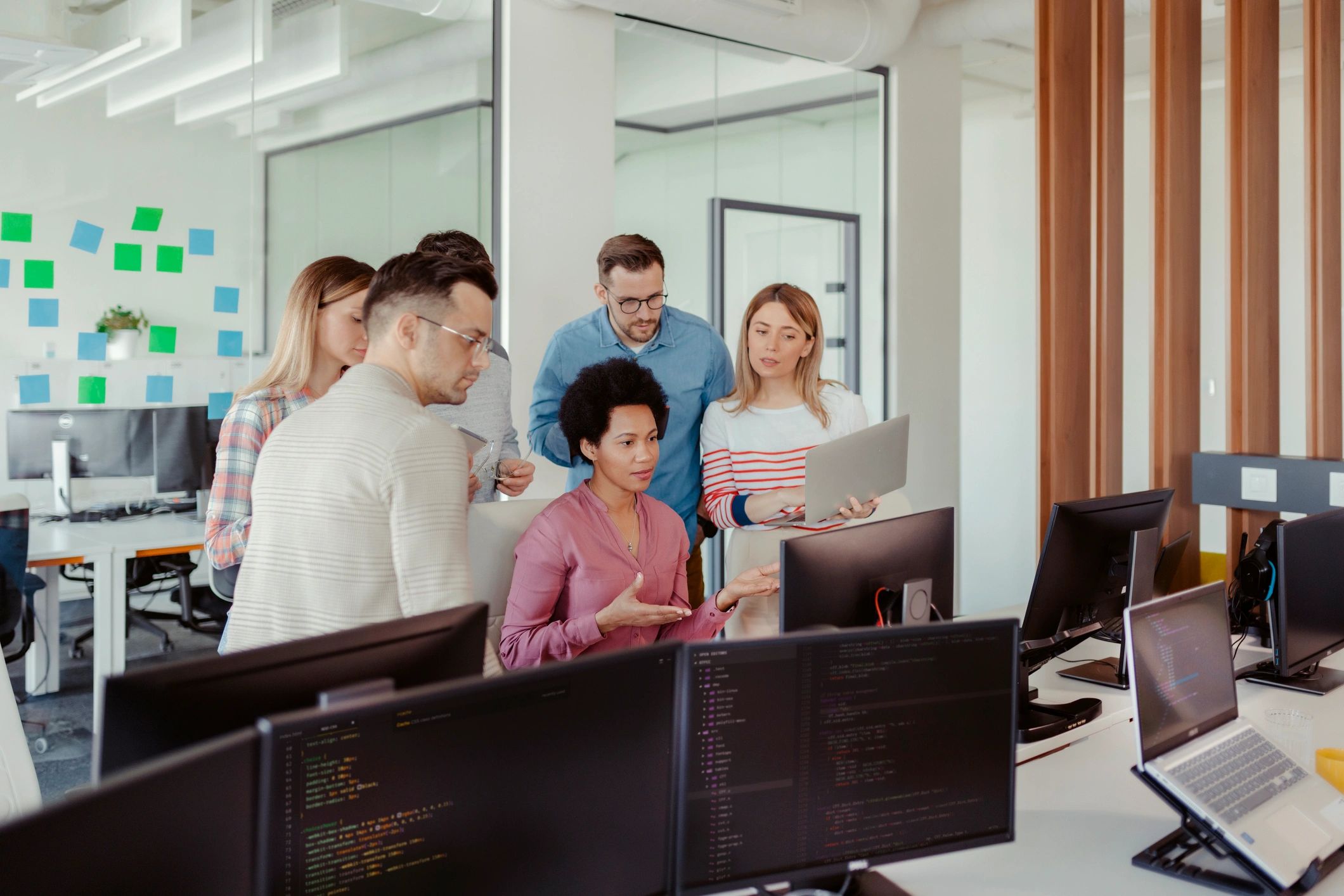 Equipo de desarrollo de software colaborando en una oficina
