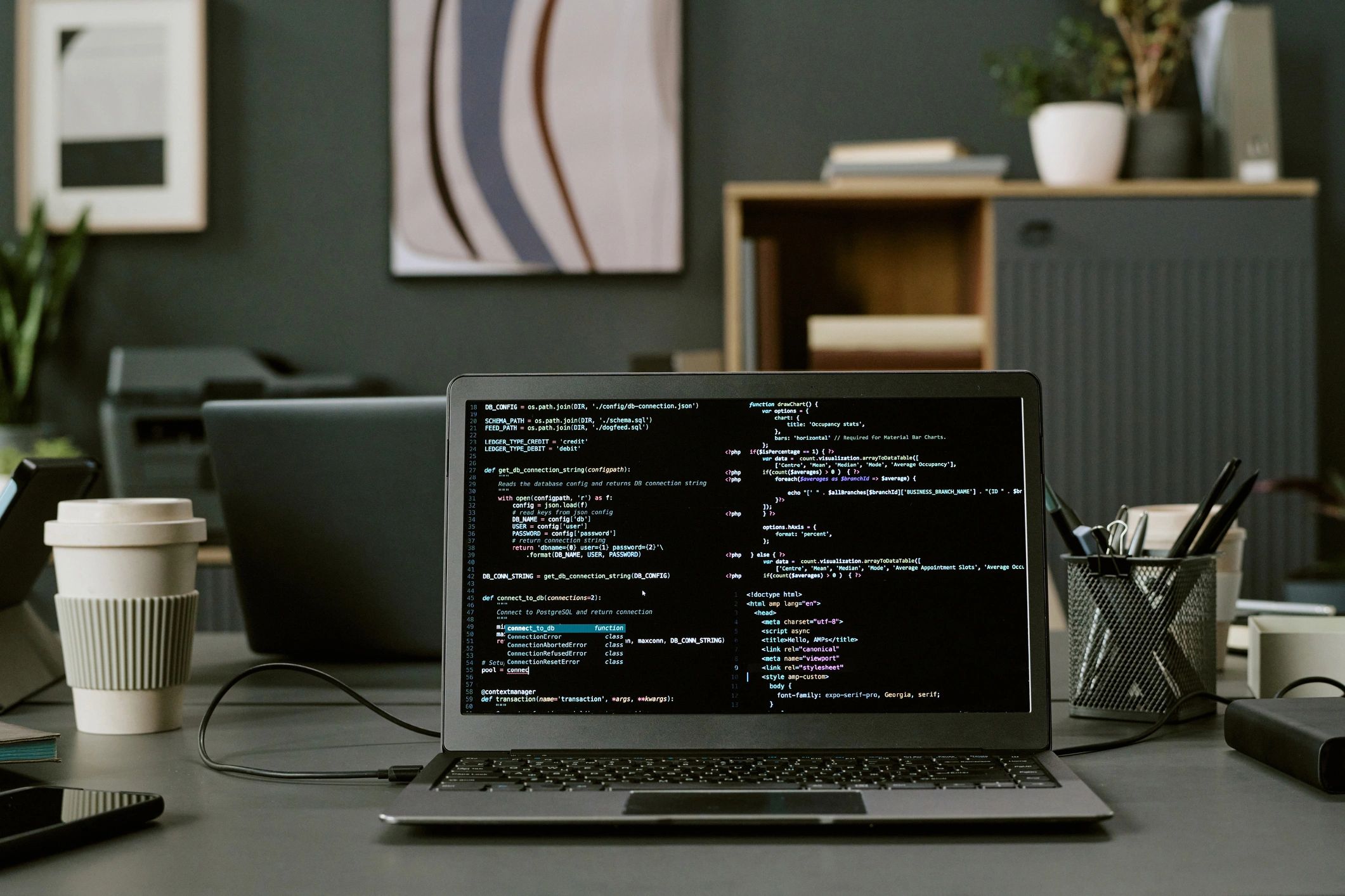 Laptop con código en pantalla en un escritorio de oficina