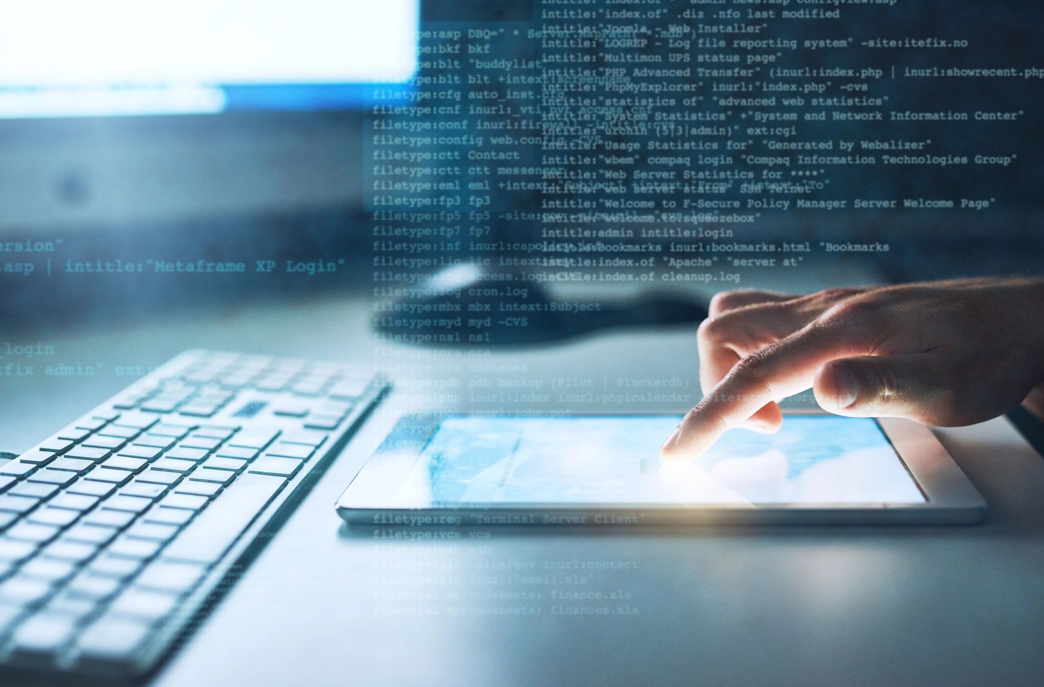 Programador trabajando en una laptop con código en pantalla